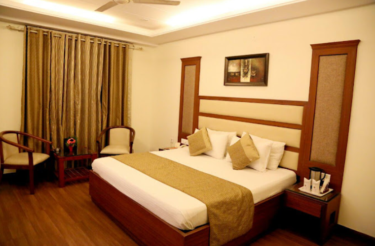 Hotel Paras | Chandigarh  Zirakpur 3 star Hotel with Swimming Pool | Banquet Hall  Lawn  Shakti Nagar, Bhagat Singh Nagar | Premium Room 